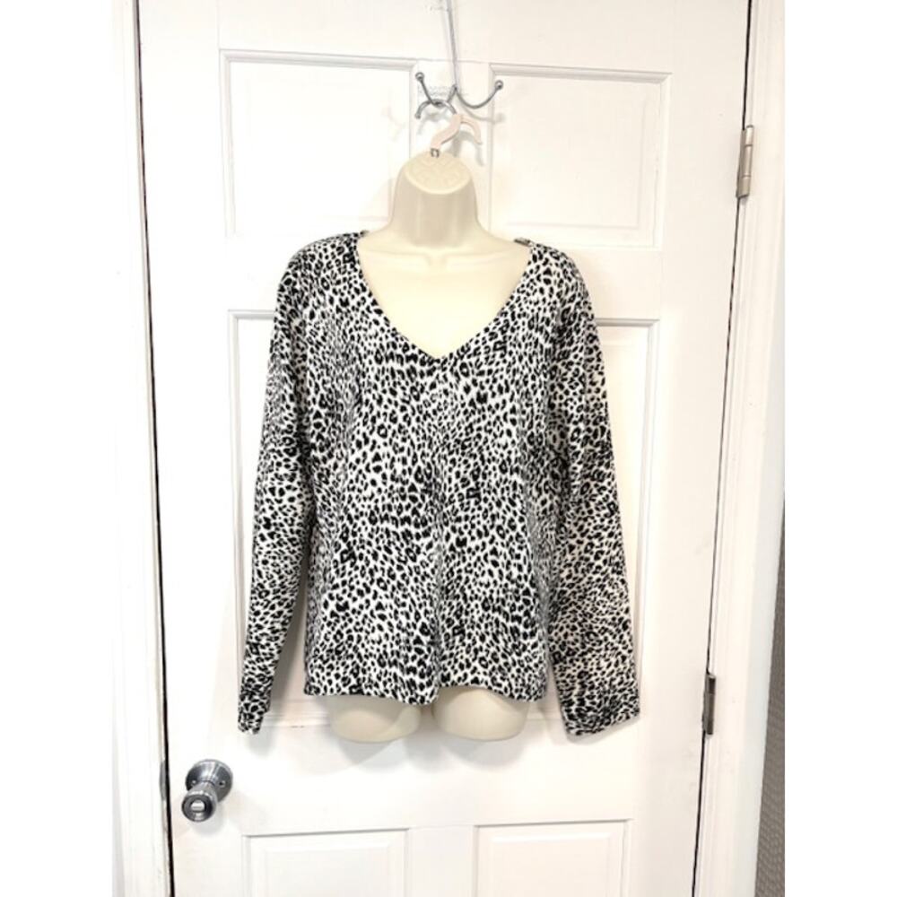 Josephine Chaus Leopard Print Sweater Women's XL Ultra Soft V-Neck White Black‎